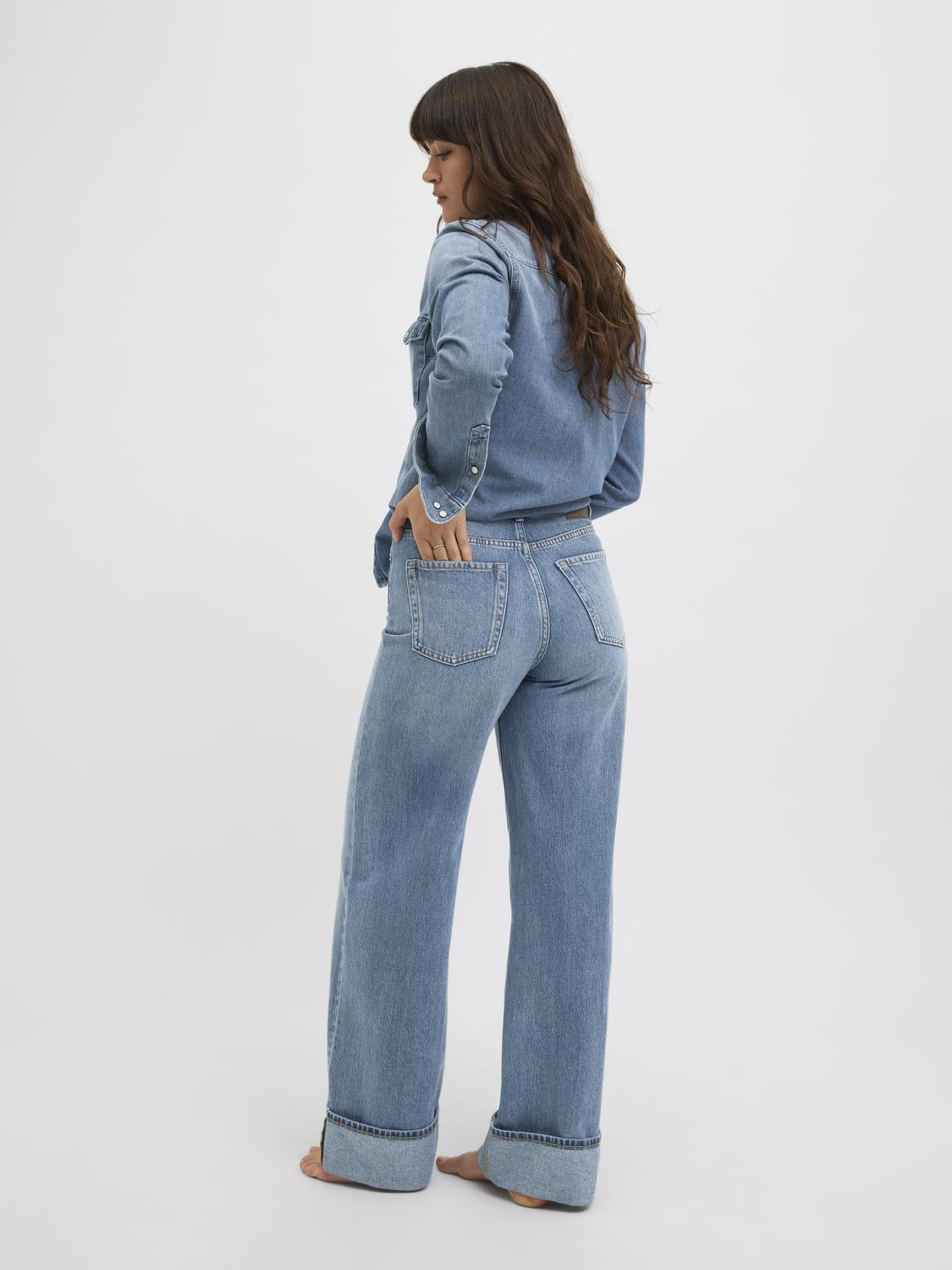 model_shot-back
